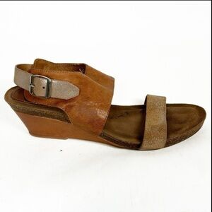 Sofft Tan Champagne Gold Shimmer Leather Ankle Strap Buckle Closure Wedge Sandal